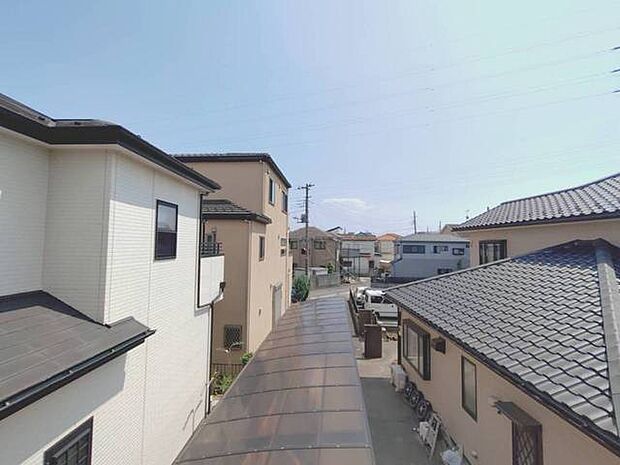 空の広がりを感じる、落ち着いた住宅街の穏やかな日常が流れる眺望です。