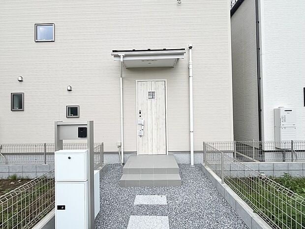 ポーチのついた新築分譲物件。玄関の印象はいかがでしょうか？入口からご覧ください。 