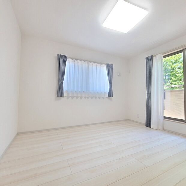 大事な日当たりは、大きな窓から。誰のお部屋にしましょう。