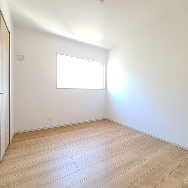 洋室は子供部屋にもちょうどいいサイズ感。 