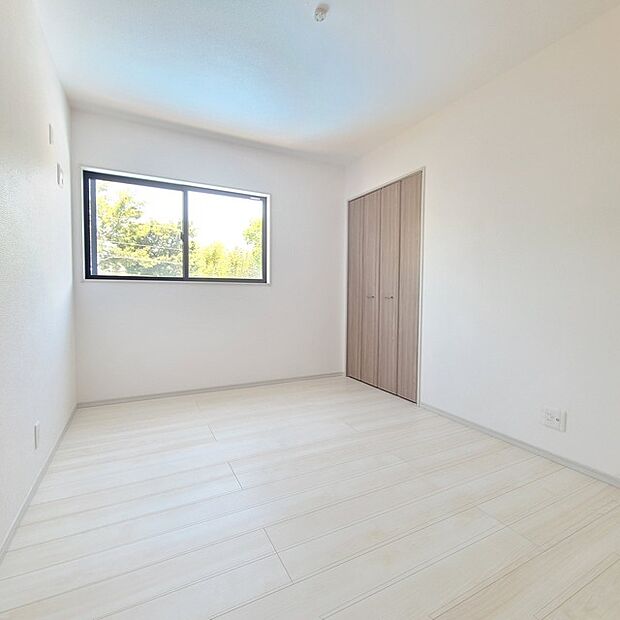 洋室は子供部屋にもちょうどいいサイズ感。 