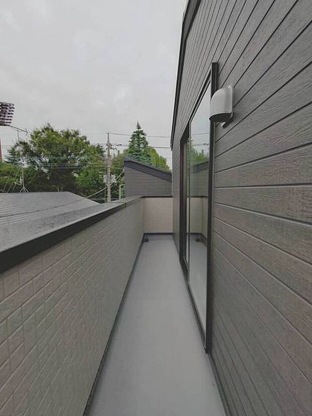 洗練された色合いの外壁が美しい、プライベート感あふれる落ち着いた佇まいの空間