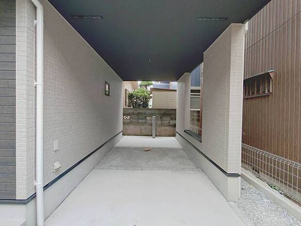 すっきりと整えられた空間が奥へと続き落ち着いた静けさを感じる佇まいです