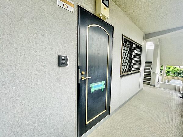 住まいの顔となる玄関まわりは、日々の帰宅を静かに受け止めてくれる落ち着いた佇まいです。