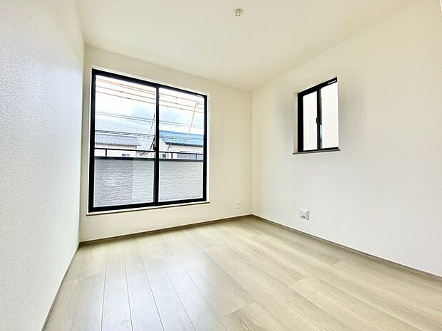 洋室は子供部屋にもちょうどいいサイズ感。 