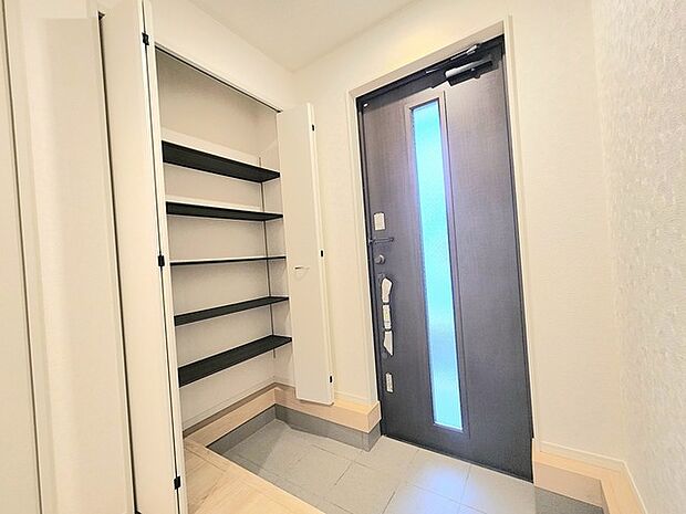 すっきりと整えられた空間が心地よい、穏やかな時間を迎えるエントランス。