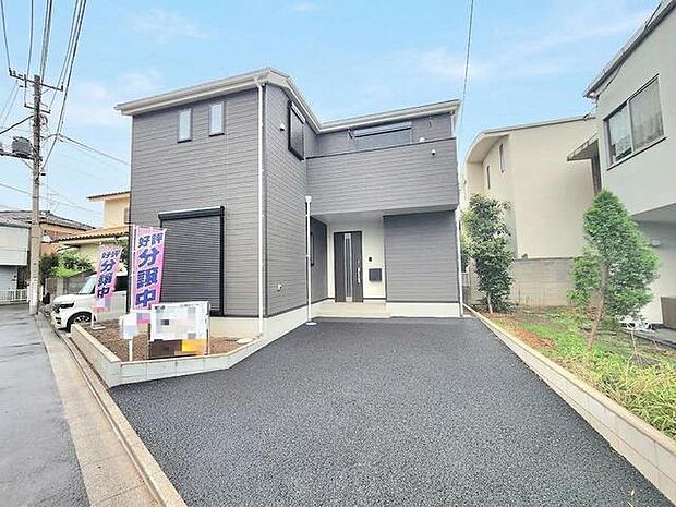 洗練されたグレーの外観が街並みに馴染む落ち着きのある佇まい