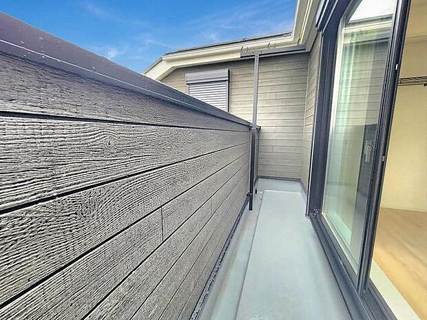 落ち着いた色合いの木目調パネルが設えられた、プライベート感のある心地よい屋外空間。