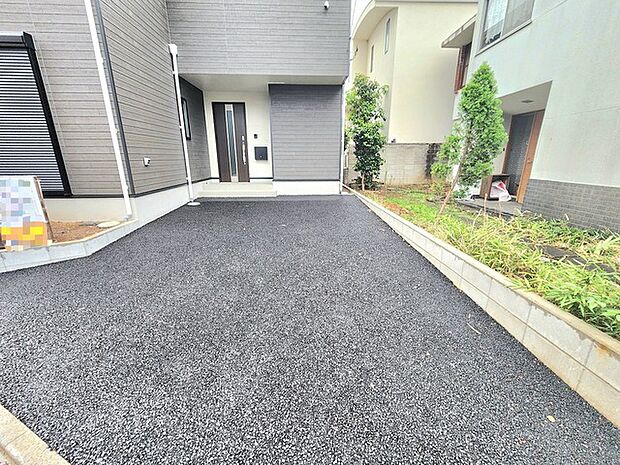 すっきりと整えられた外構が心地よい、毎日のスムーズな出発をサポートしてくれる空間です