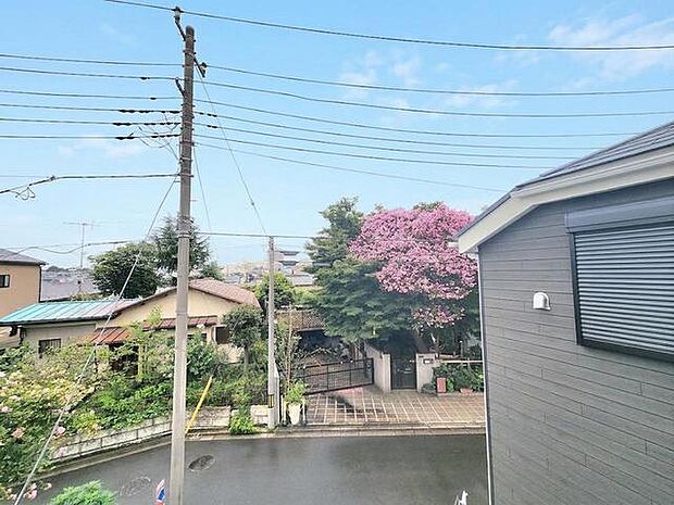季節の移ろいを感じられる穏やかな周辺環境と豊かな緑が広がる景色