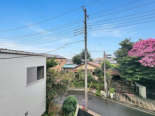 季節の移ろいを感じられる穏やかな住環境が広がる眺望です。