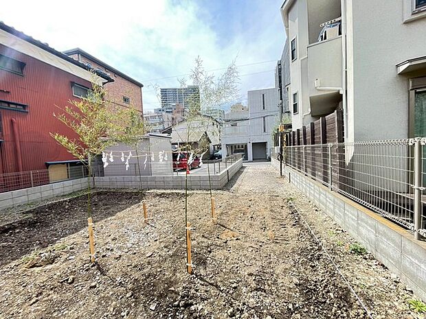 JR京浜東北・武蔵野線「南浦和」駅東口徒歩1分、提携駐車場もあります。エステート白馬南浦和店までお気軽にお問い合わせください。  