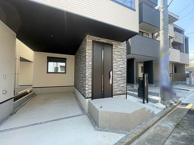 ポーチのついた新築分譲物件。玄関の印象はいかがでしょうか？入口からご覧ください。 