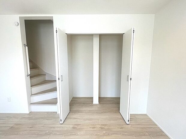 何かとものがあふれやすいリビングに、ちょっと一工夫。うれしい収納空間。