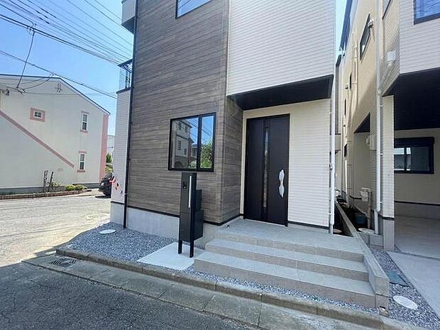 ポーチのついた新築分譲物件。玄関の印象はいかがでしょうか?入口からご覧ください。