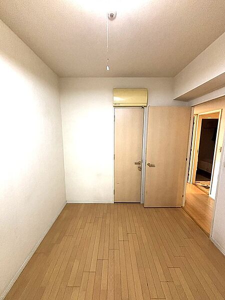 ナチュラルウッドの色合いが、室内にあたたかな雰囲気を運びます。