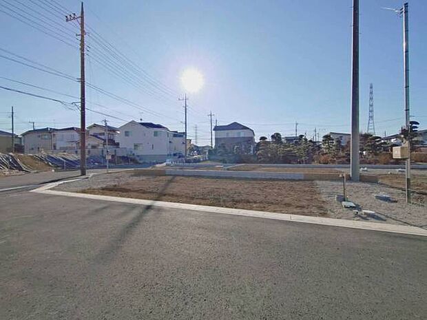 前面道路含む外観