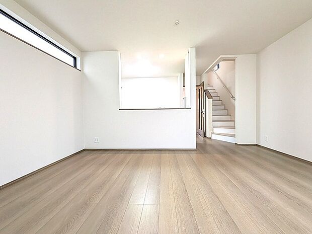 天井まで広がる明るさが、住む人の暮らしを優しく受け止めます。自分らしく整えられる住空間です