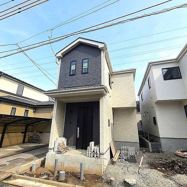 周囲と調和する上品な配色を採用し、飽きのこないすっきりとしたフォルムが個性を引き立てます