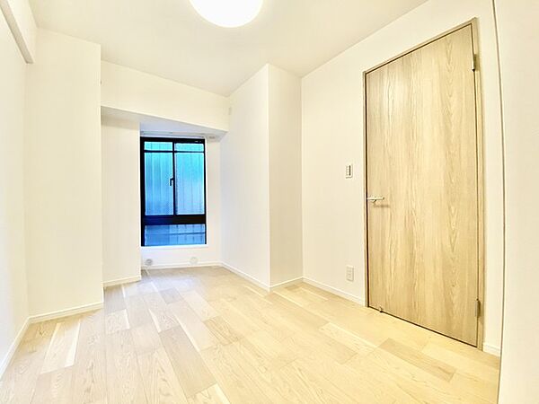 ナチュラルウッドの色合いが、室内にあたたかな雰囲気を運びます。
