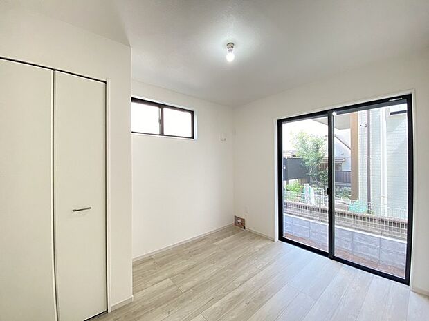 大事な日当たりは、大きな窓から。誰のお部屋にしましょう。