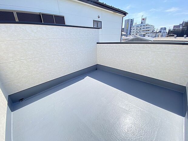 3階バルコニー。辺りの屋根を見下ろすパノラマ。