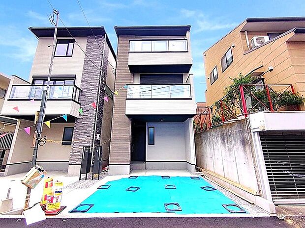 直線的なラインが印象的な、モダンで洗練された外観。都市の風景に静かに馴染む落ち着いた佇まいです