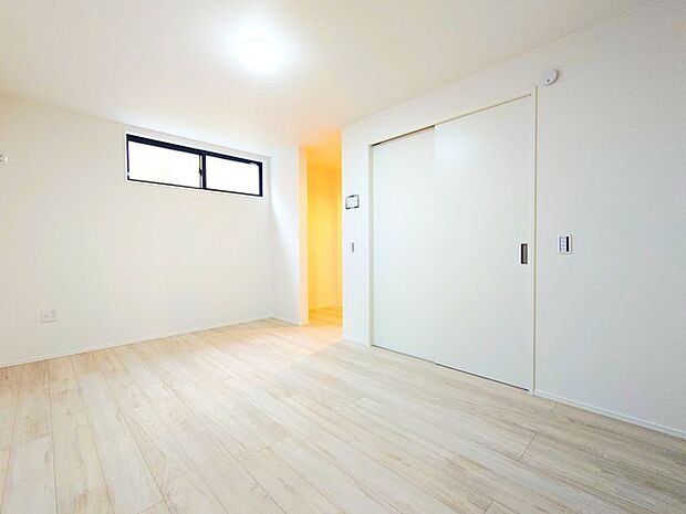 木目のやわらかな質感とシンプルな壁面が調和し、心穏やかに過ごせる落ち着いた雰囲気です