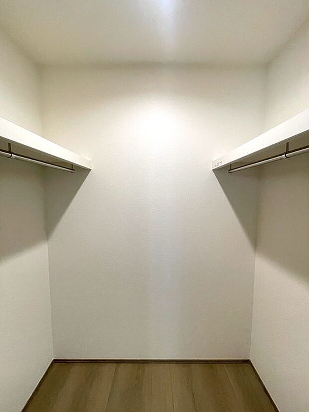 季節物の衣類もスッキリ収納できるウォークインクロゼット。