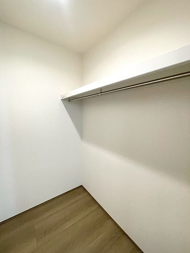 たっぷりの収納力を備えたウォークインクロゼット。