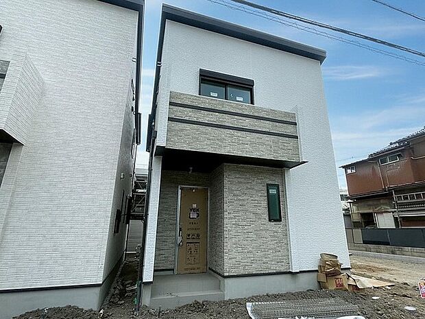 洗練された素材感とモダンなフォルムが調和する住まい。