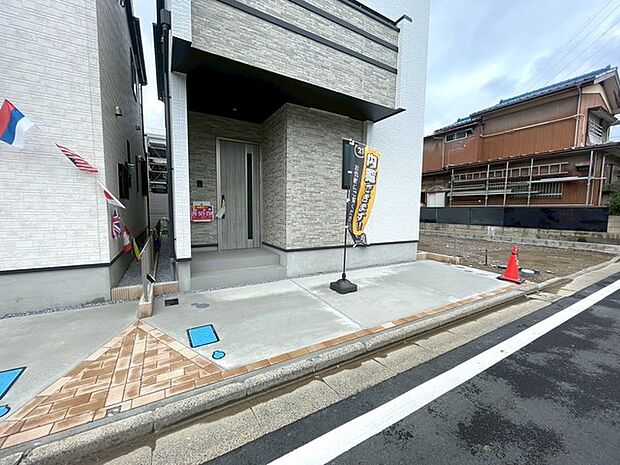 マイカースペースを1台分確保。現地で車幅と共にご確認ください。