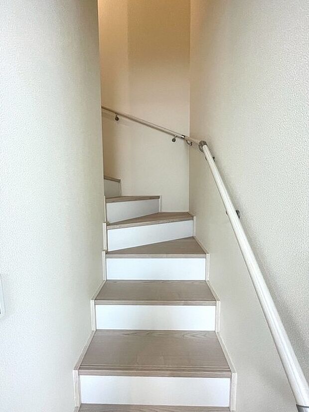 階段には手すりがついています