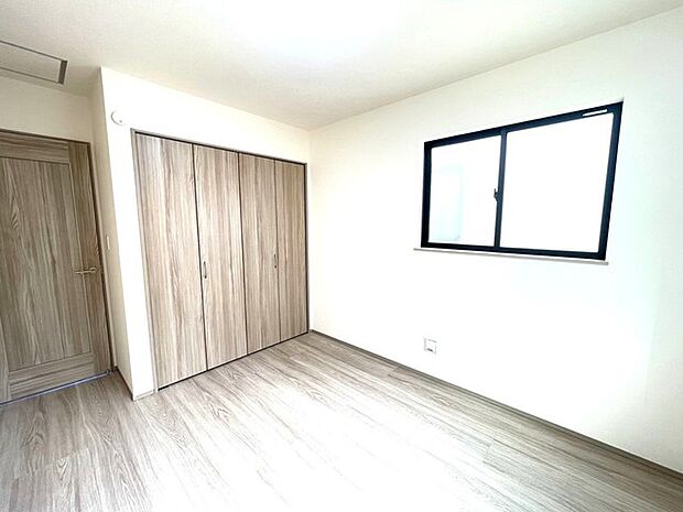 洋室は子供部屋にもちょうどいいサイズ感。