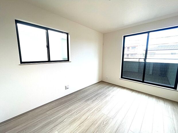 大事な日当たりは、大きな窓から。誰のお部屋にしましょう。 