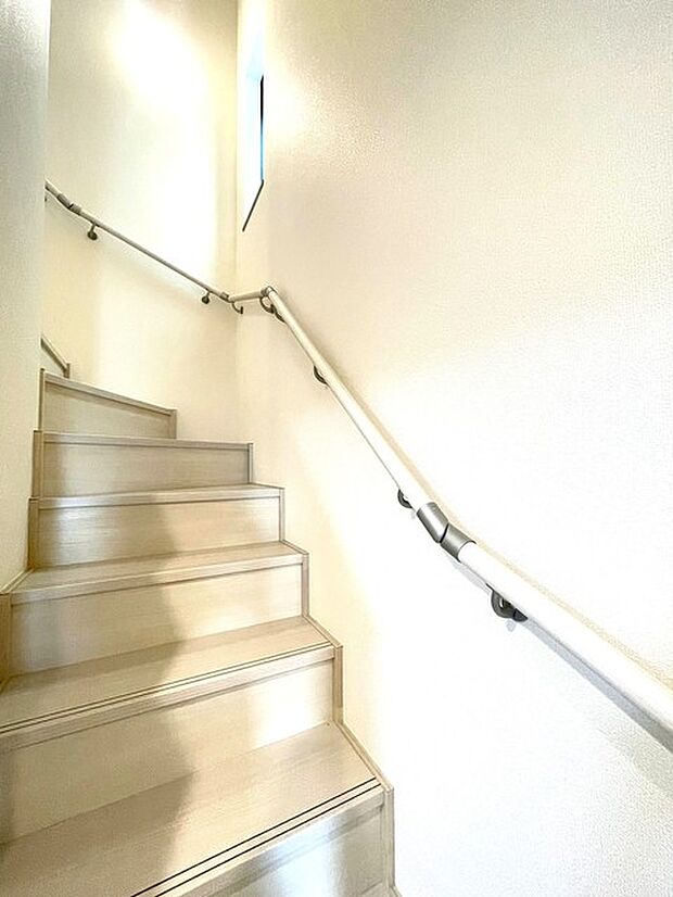 階段には手すりがついています