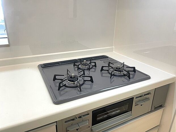 お掃除のしやすいフラットタイプの3口コンロです