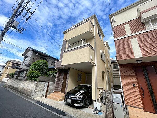 青い空と白い雲が広がる、清々しい街並みに佇む住まい。
