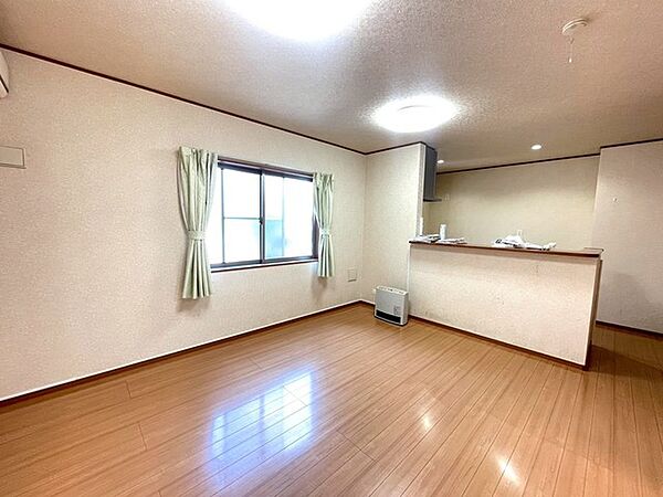 自然な明るさが室内を穏やかに満たします。風通しが良く、心地よい住まいです