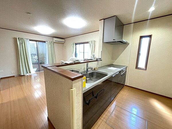 キッチンからはご家族の笑顔を眺めながらお料理して頂けます。毎日の炊事が楽しくなりますね。