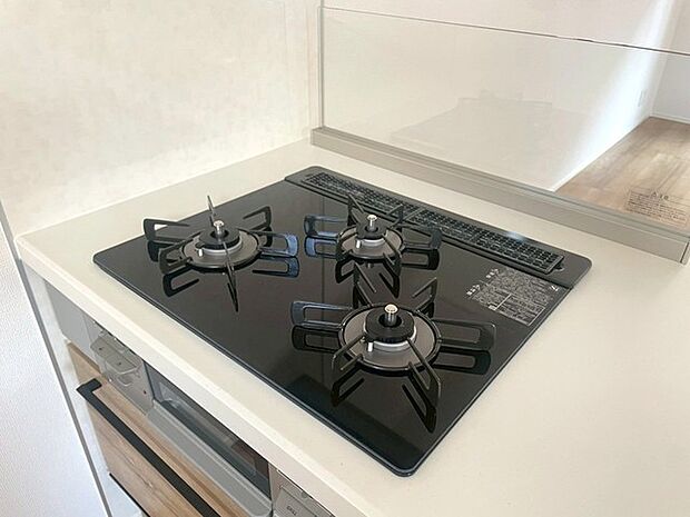 お掃除のしやすいフラットタイプの3口コンロです