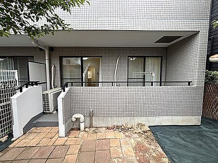 外からの視線が程よく遮られ、プライベート感のある落ち着いた空間が毎日の暮らしに安らぎを添えてくれます。