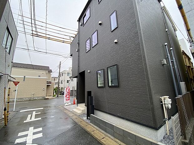 洗練されたダークトーンの外観が街並みに静かに佇む上質な邸宅