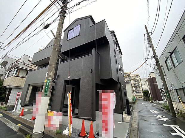 洗練されたダークトーンの外観が街並みに映える、落ち着きと気品を感じさせる佇まい。