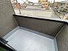 バルコニー：開放的な空を身近に感じられるプライベートな屋外空間です