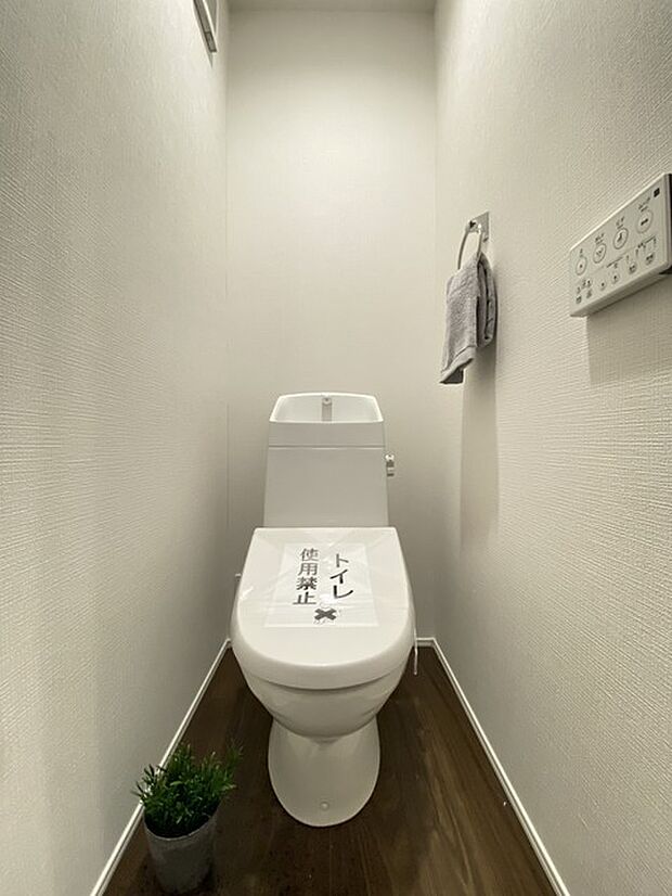 白を基調としたすっきりとした空間に木目調の床が落ち着いた雰囲気を醸し出します