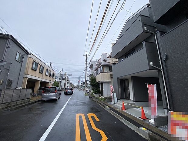落ち着いた佇まいが街並みに溶け込む、穏やかな周辺環境に佇む住まい