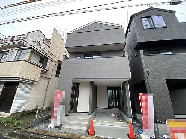 洗練されたグレーの佇まいが周囲の街並みに美しく溶け込む邸宅です