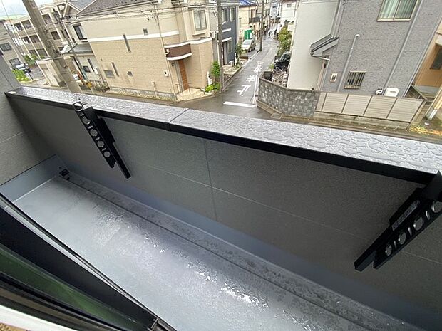 周辺の落ち着いた街並みを見渡し穏やかな空気が流れる開放的な屋外空間