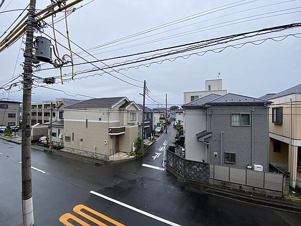 穏やかな空気が流れる閑静な住宅街に囲まれ、落ち着いた日常を過ごせる心地よいロケーション。